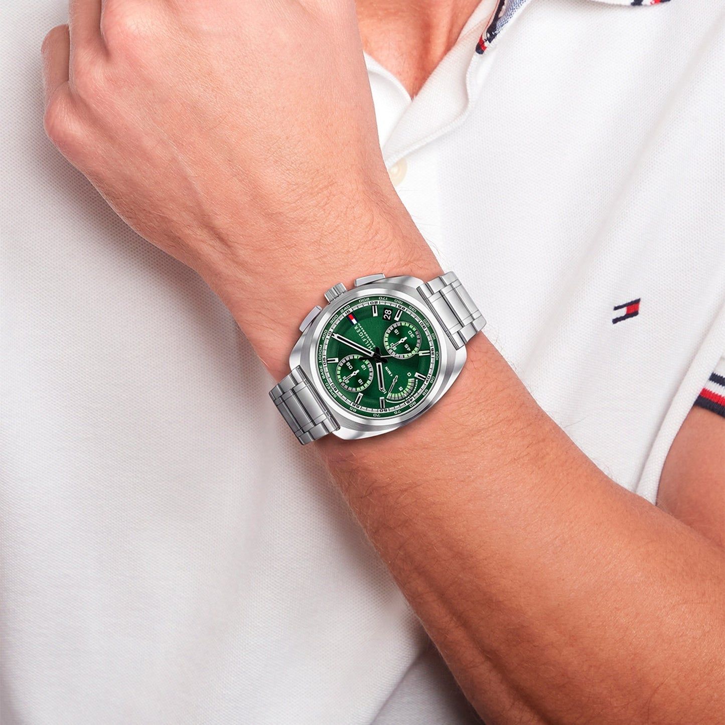 Herren-Armbanduhr am Handgelenk mit grünem Chronographenzifferblatt und Edelstahlband