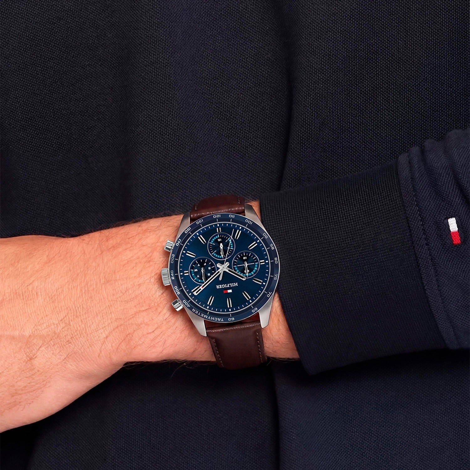 Herrenarmbanduhr: blaues Zifferblatt, braunes Lederarmband, Chronograph-Subziffern