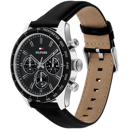 Tommy Hilfiger Herren-Armbanduhr: schwarzes Zifferblatt, Tachymeter-Lünette, silbernes Gehäuse, schwarzes Lederband
