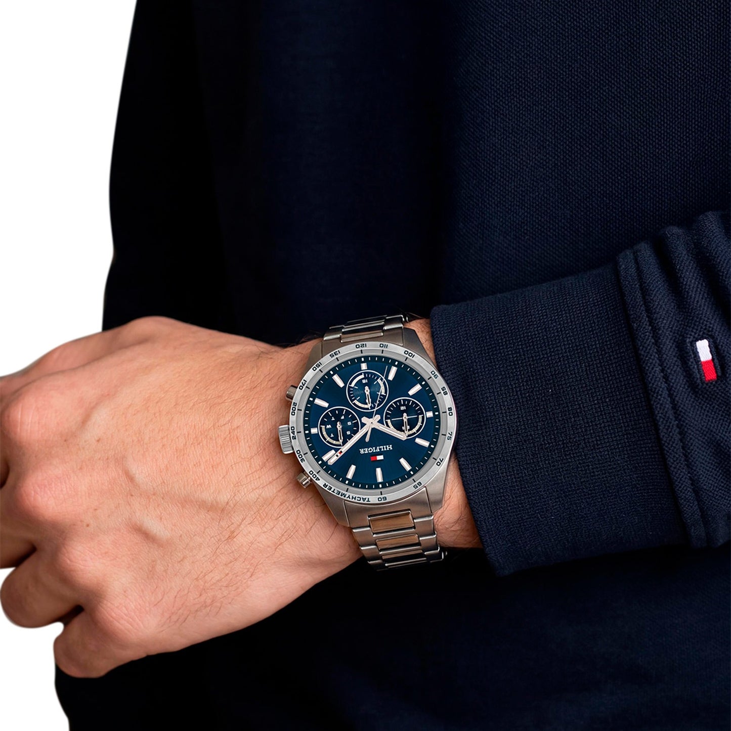 Herrenarmbanduhr mit blauem Zifferblatt, Chronographen-Subdials und Edelstahlband.