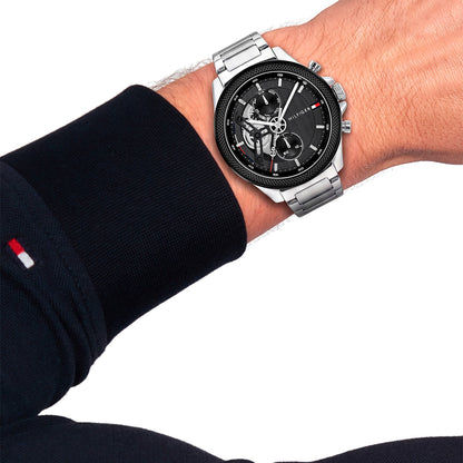 Tommy Hilfiger Herrenarmbanduhr am Handgelenk, schwarzes Zifferblatt, Edelstahlband