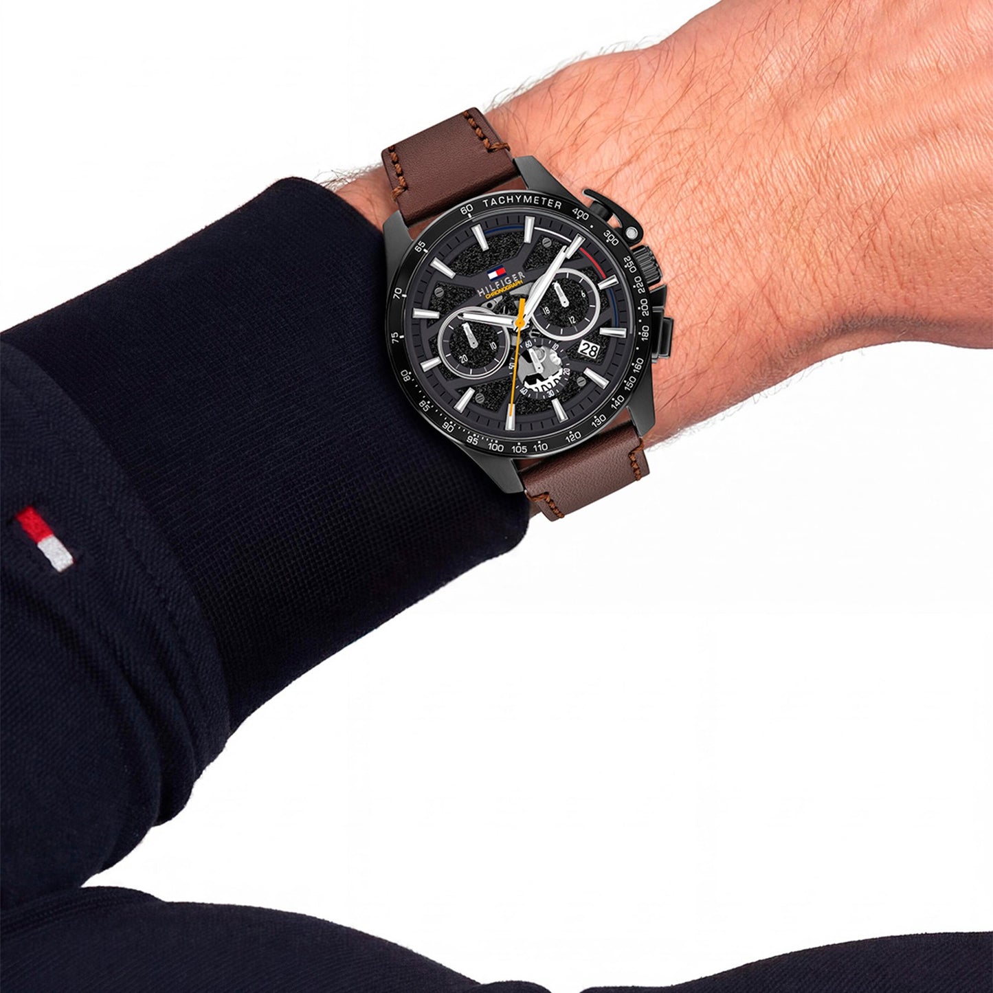Tommy Hilfiger Armbanduhr: braunes Lederband, schwarzes Zifferblatt mit Chronograph
