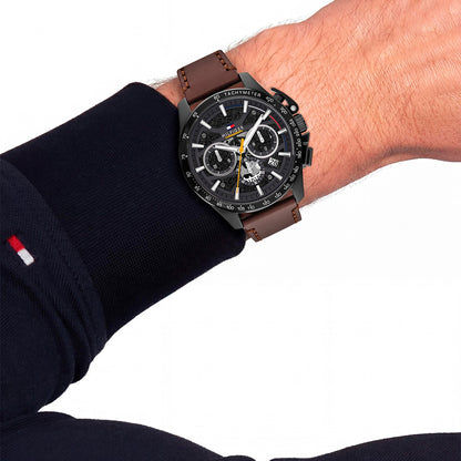 Tommy Hilfiger Armbanduhr: braunes Lederband, schwarzes Zifferblatt mit Chronograph