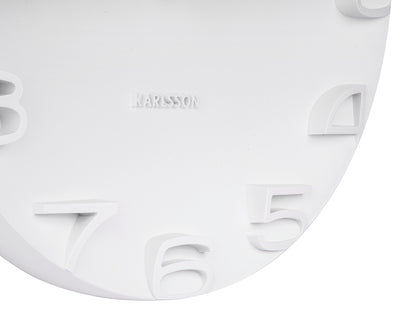Cadran de montre murale en détail avec chiffres blancs et aiguilles visibles