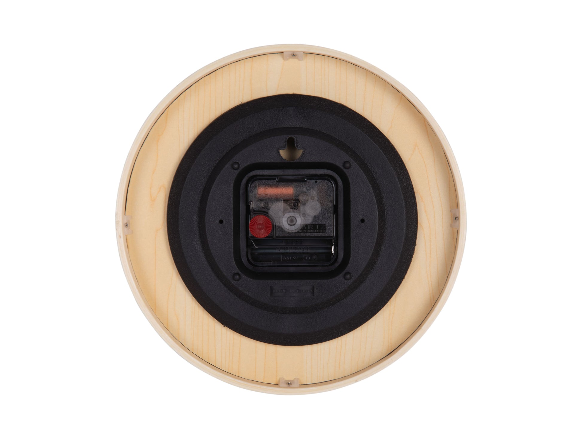 Fond d'une horloge murale avec boîtier en bois et mouvement visible dans un cercle noir
