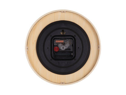 Fond d'une horloge murale avec boîtier en bois et mouvement visible dans un cercle noir