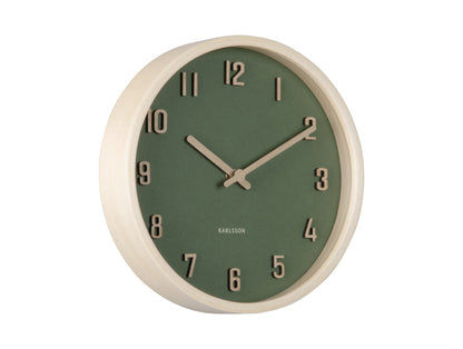 Horloge murale avec cadran vert foncé, cadre en bois beige et chiffres dorés