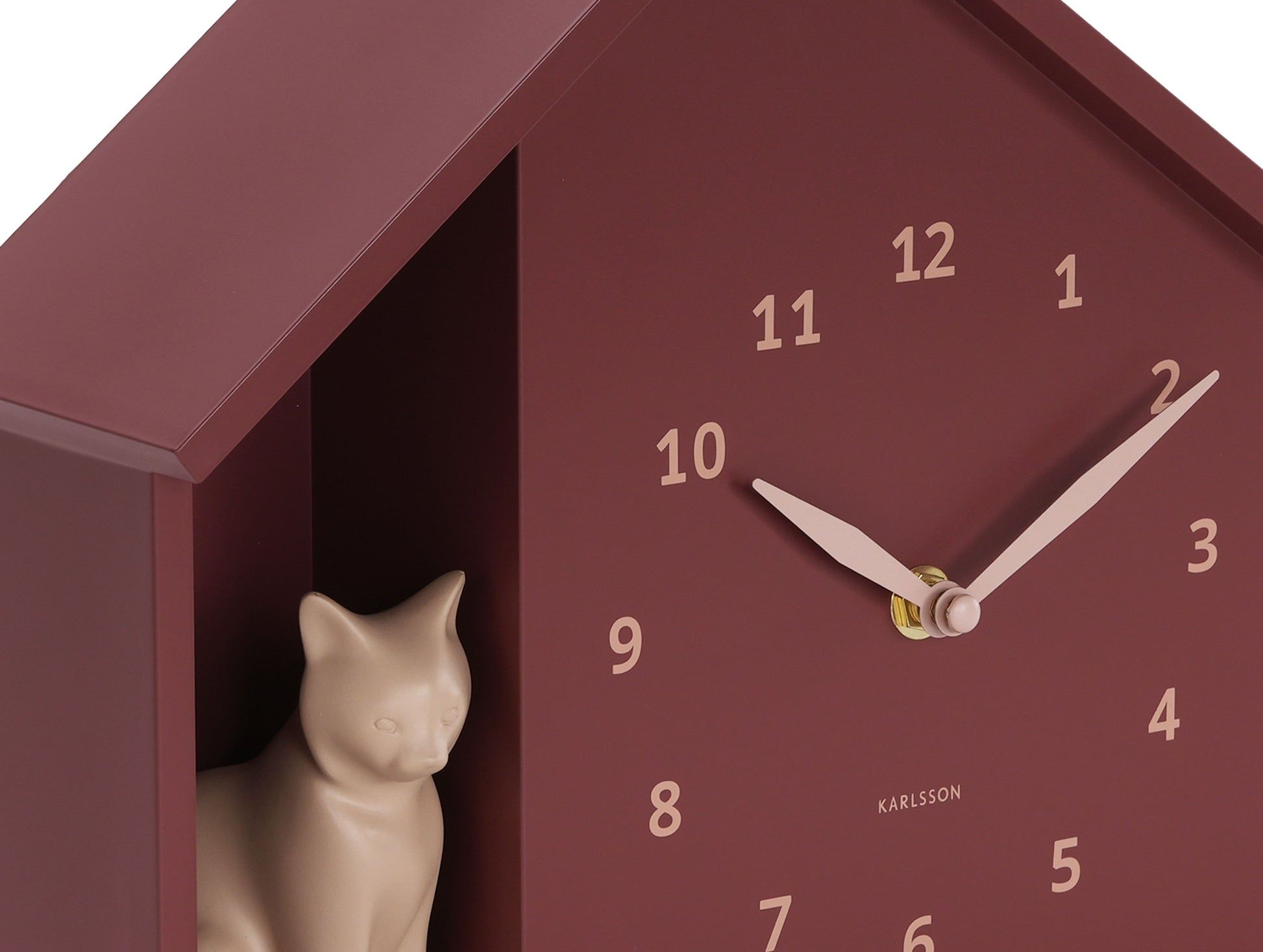 Horloge murale avec chat assis, boîtier bordeaux, cadran et aiguilles visibles