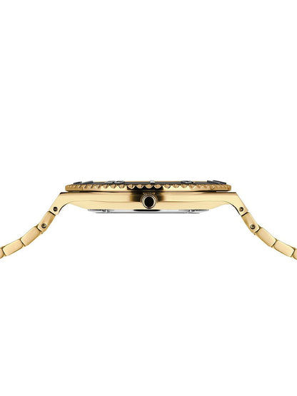 Goldfarbene Herrenuhr, Seitenansicht mit Krone und Metallarmbandgliedern