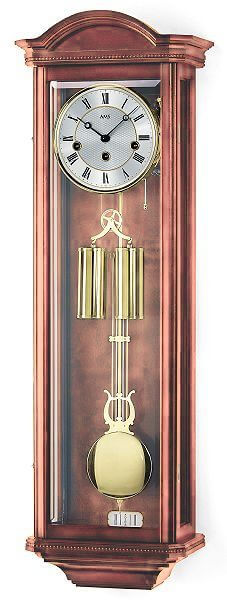 Ancienne horloge murale avec boîtier en bois, façade en verre, cadran romain et poids oscillant