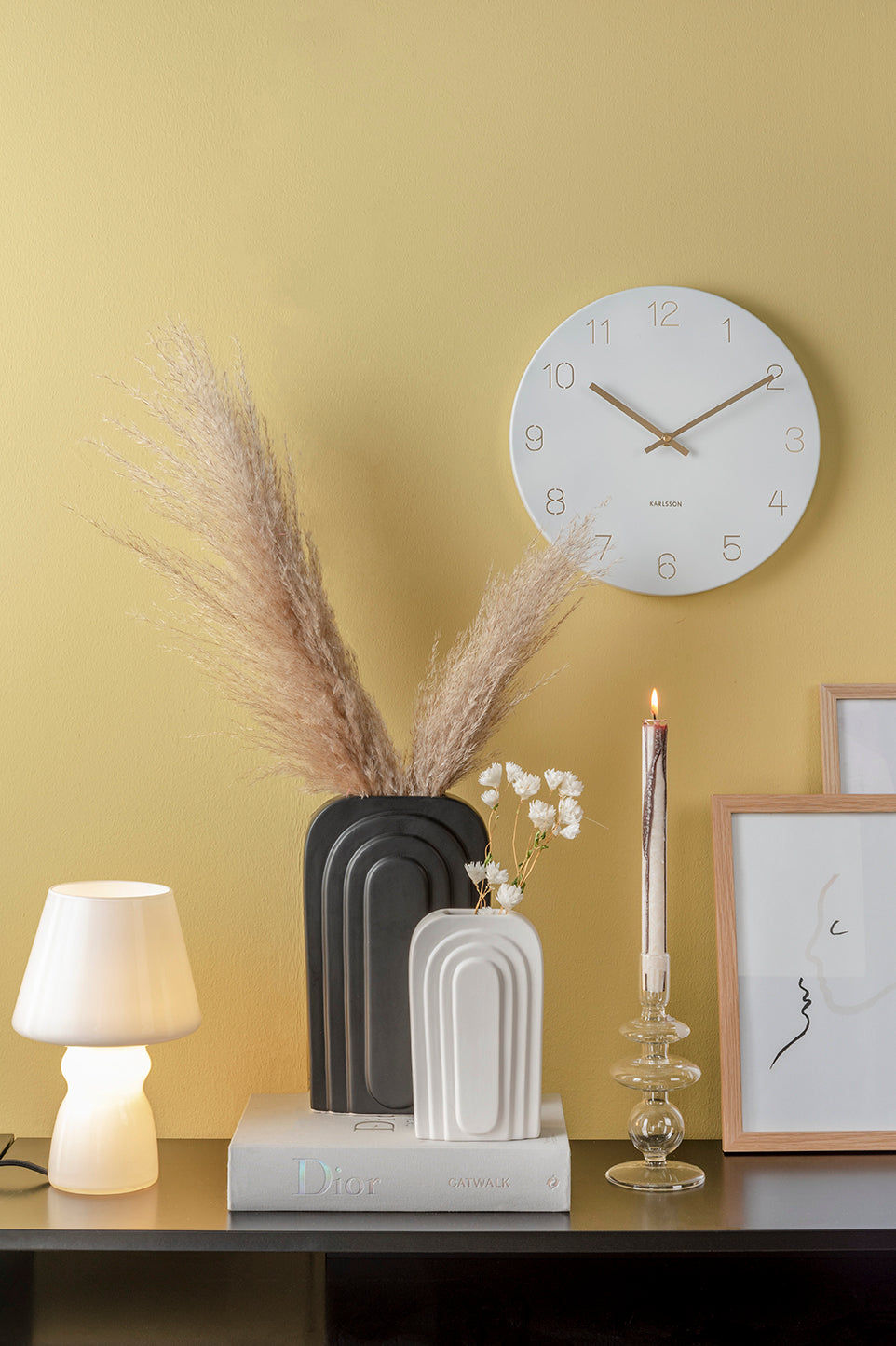 Horloge murale blanche avec aiguilles dorées et chiffres gravés, petite