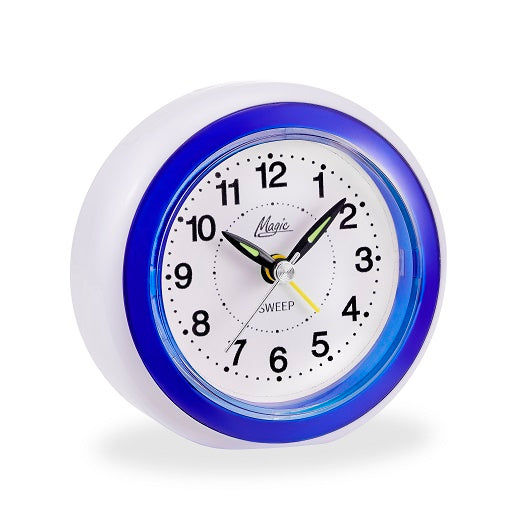 Horloge murale avec bordure bleue et cadran blanc, aiguilles visibles
