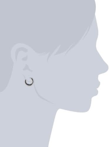 Petit pendant d'oreille argenté en forme de demi-lune, visible à l'oreille.