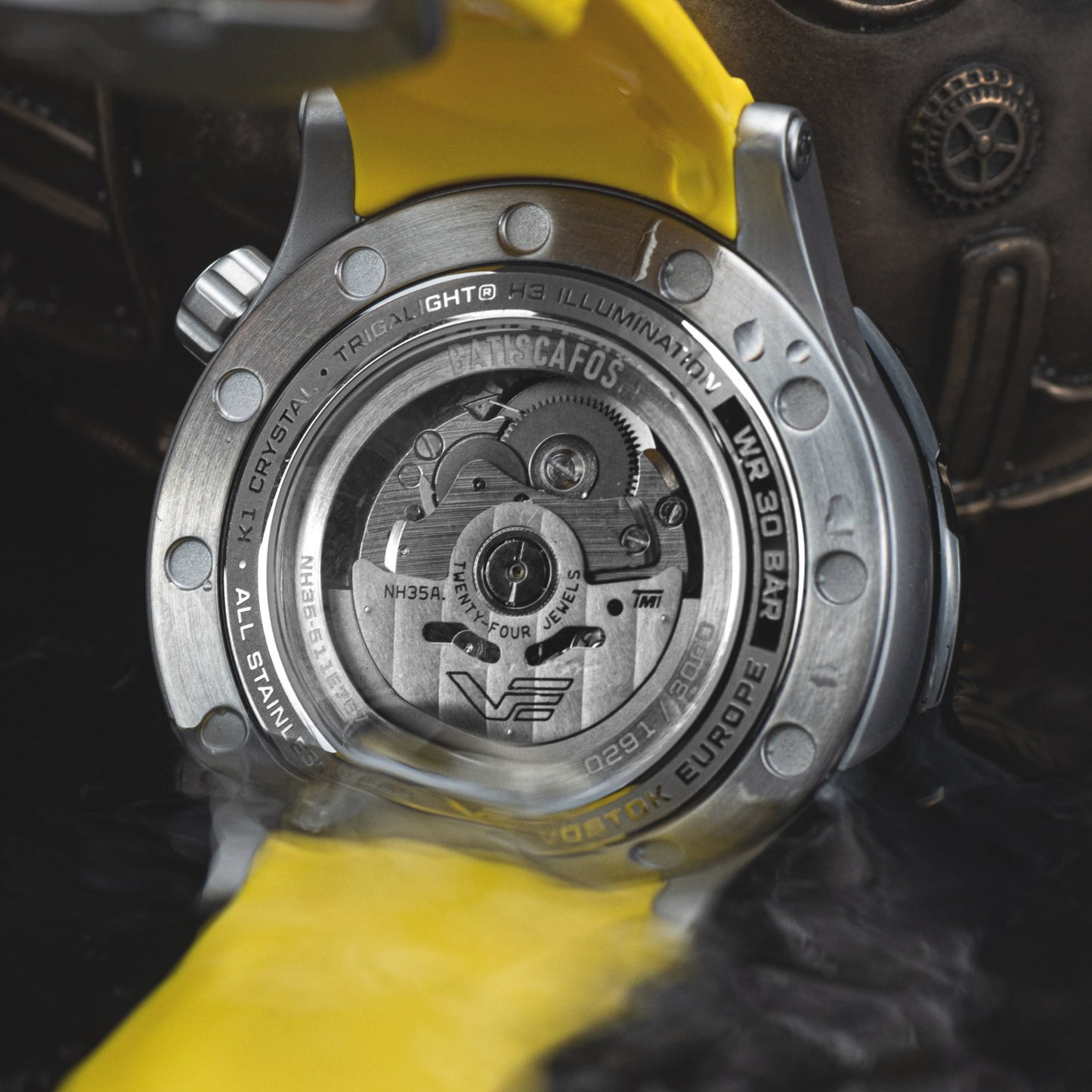 Batiscafos Herrenuhr, verschraubter Gehäuseboden mit Aufdruck, gelbes Kautschukband