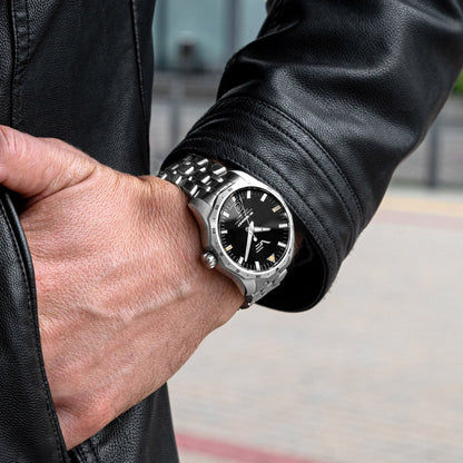 Vostok Europe Herrenarmbanduhr am Handgelenk: schwarzes Zifferblatt, Edelstahlgehäuse