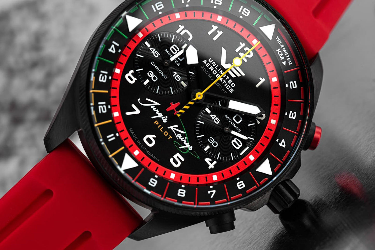 Vostok Europe Chronograph-Zifferblatt mit schwarzer Anzeige, rotem Außenring und bunten Markierungen.