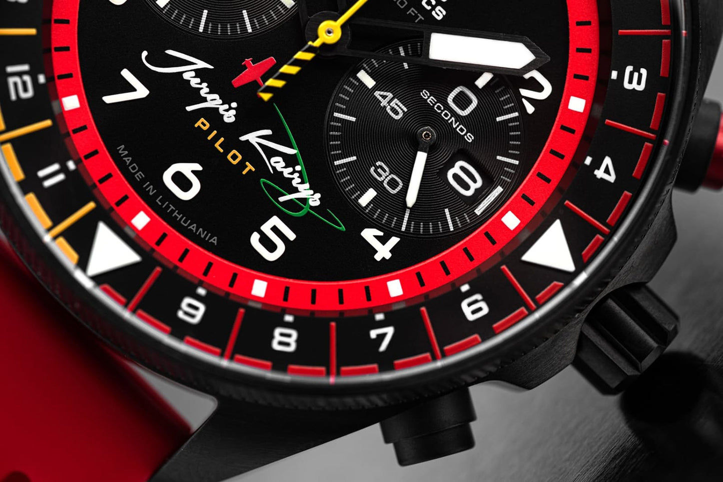 Vostok Europe Chronograph mit schwarzem Zifferblatt, roten Markierungen und drei Hilfsanzeigen.