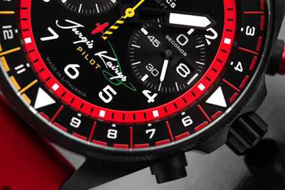 Vostok Europe Chronograph mit schwarzem Zifferblatt, roten Markierungen und drei Hilfsanzeigen.