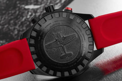 Vostok Europe Gehäuseboden mit Gravur, schwarzem Uhrengehäuse und rotem Silikonarmband.