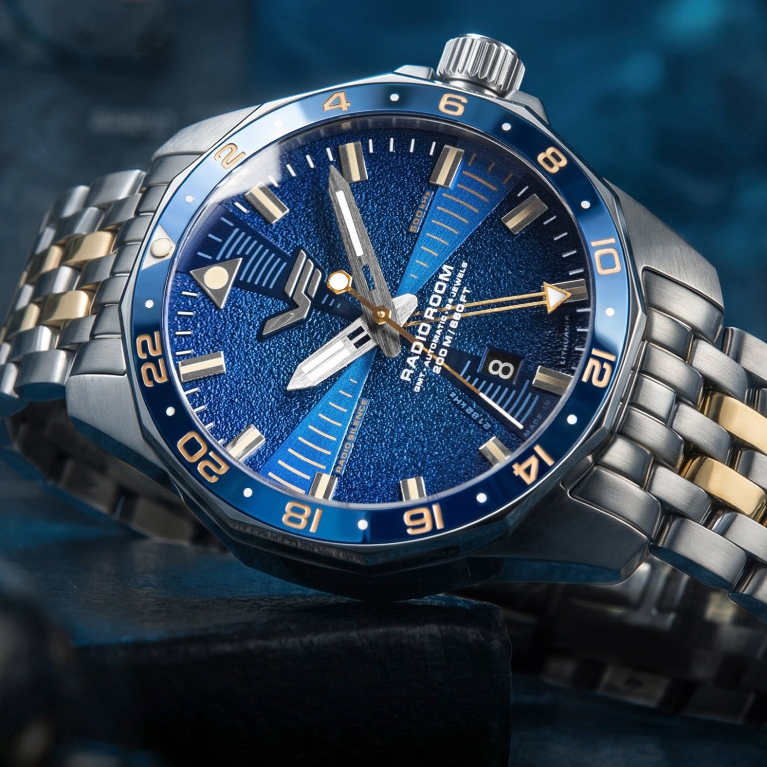 Vostok Europe Herrenuhr: blaues Zifferblatt, goldene Zeiger, GMT-Lünette und Edelstahlband