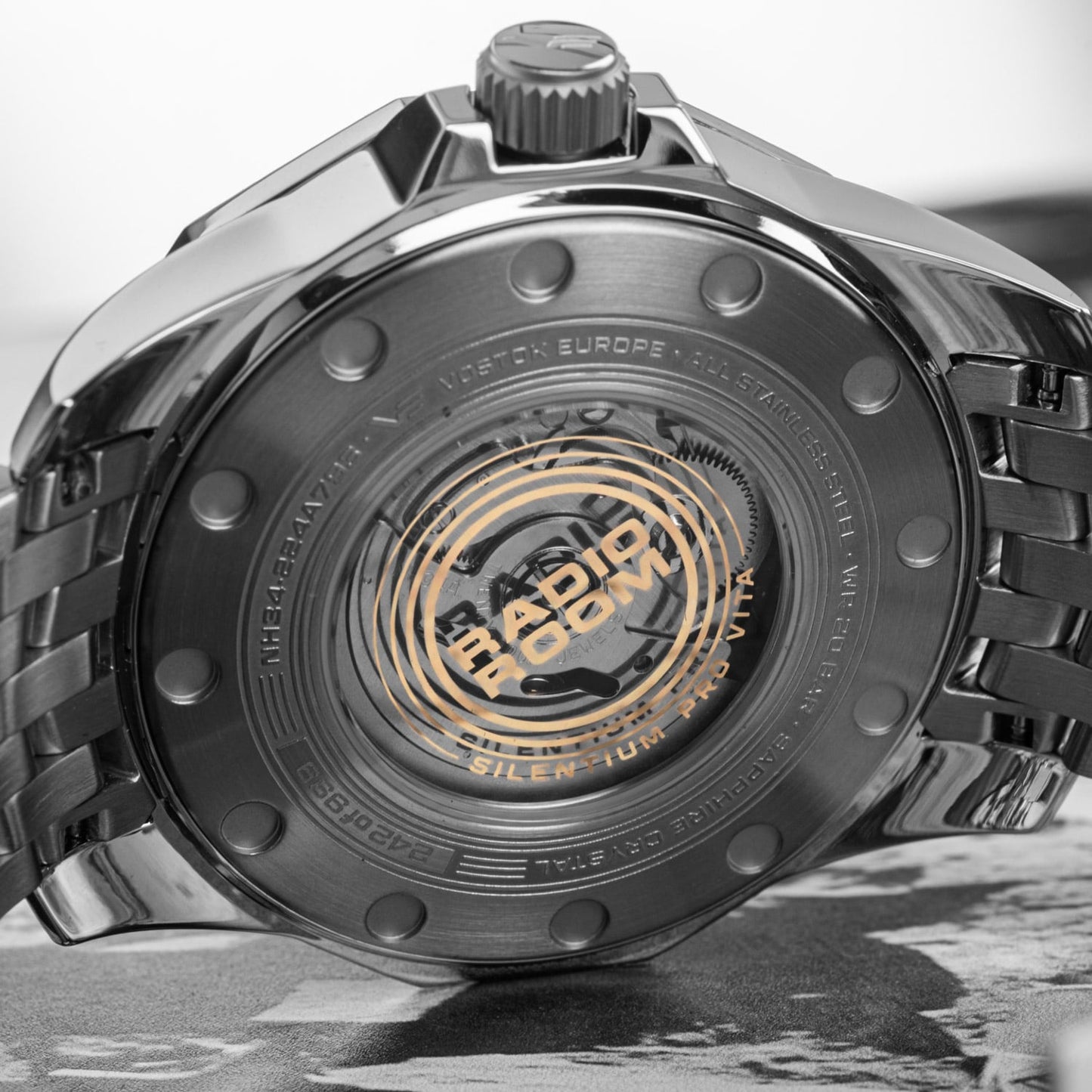 Vostok Europe Herrenuhr Gehäuse-Rückseite aus Metall mit eingraviertem RADIO ROOM