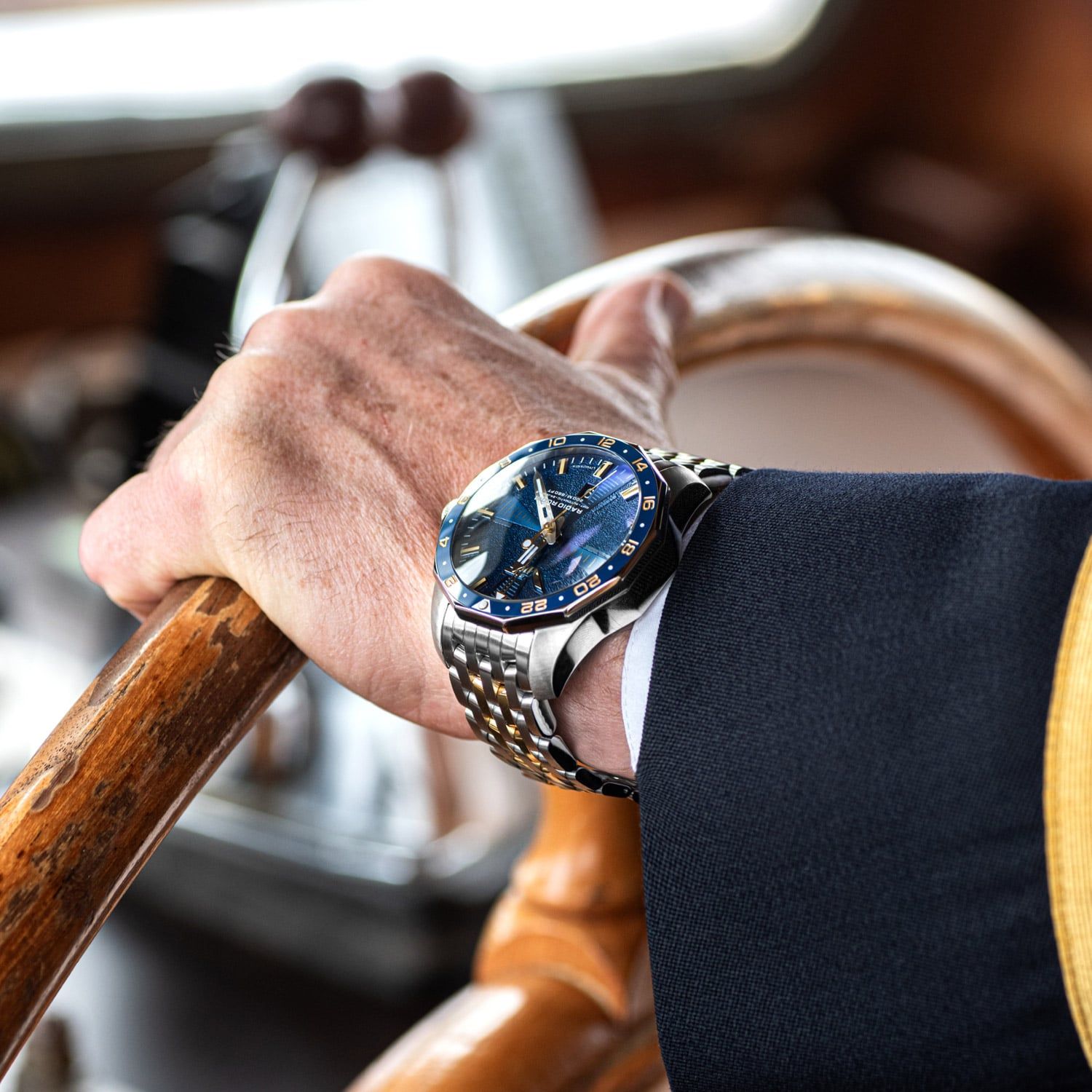 Vostok Europe Herrenuhr am Handgelenk, blaues Zifferblatt, Metallarmband mit Goldstreifen