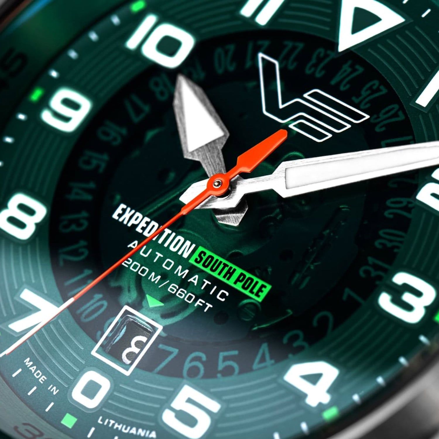 Vostok Europe Expedition South Pole Uhr-Zifferblatt-Detail mit orangen Zeigern, grün