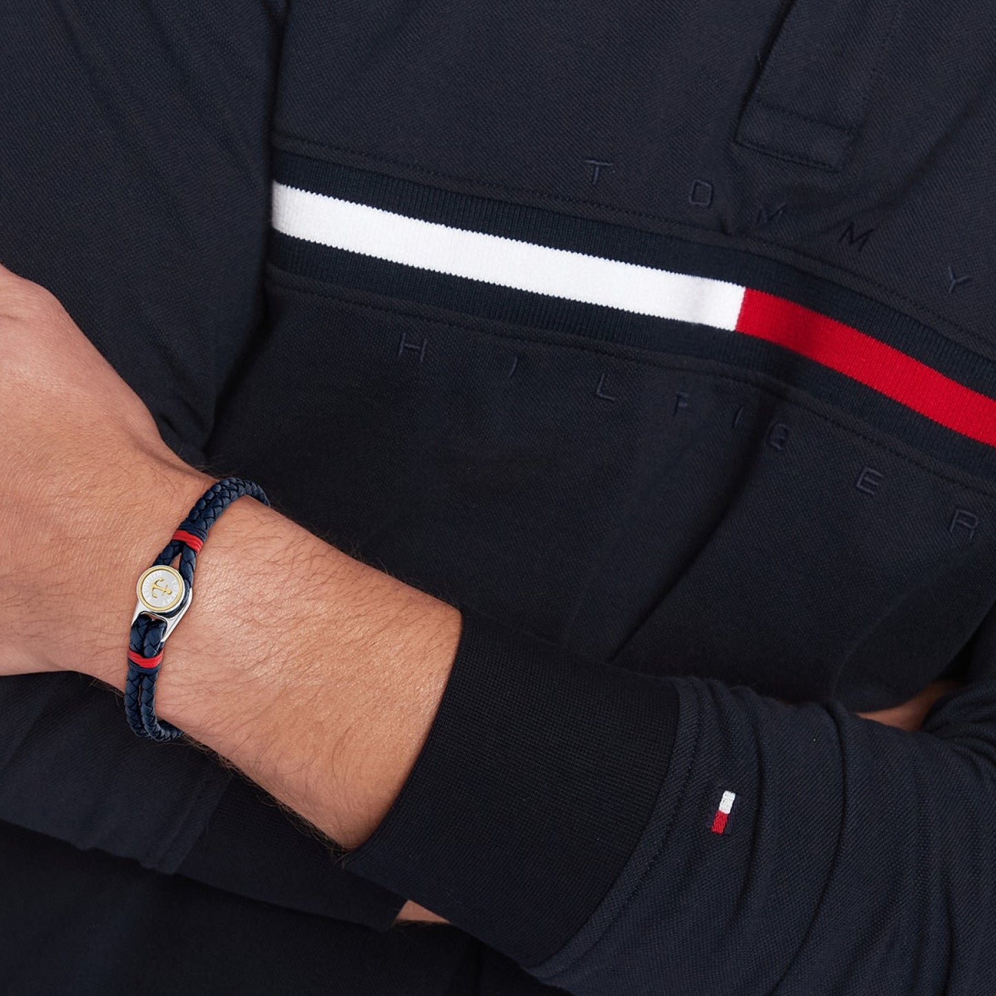 Herrenarmbanduhr mit blau-rot gestreiftem Band und goldfarbener Lünette