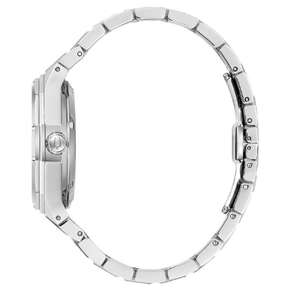 Herrenuhr in Seitenansicht mit Metallarmband und sichtbarer Krone