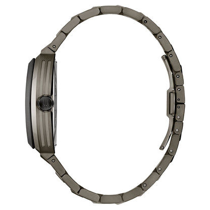 Bulova Herrenuhr seitlich mit geriffelter Krone und Metallarmband, kantiges Gehäuse