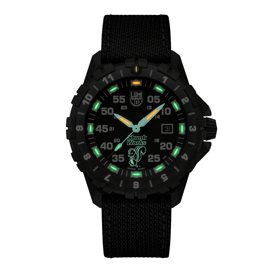 Herrenarmbanduhr mit schwarzem Stoffarmband und schwarzem Gehäuse, beleuchteter Zifferblattanzeige