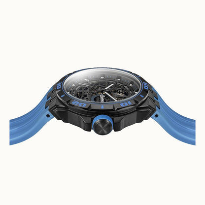 Armbanduhr von oben: rundes Gehäuse mit Skelettwerk, Krone und blauem Silikonband