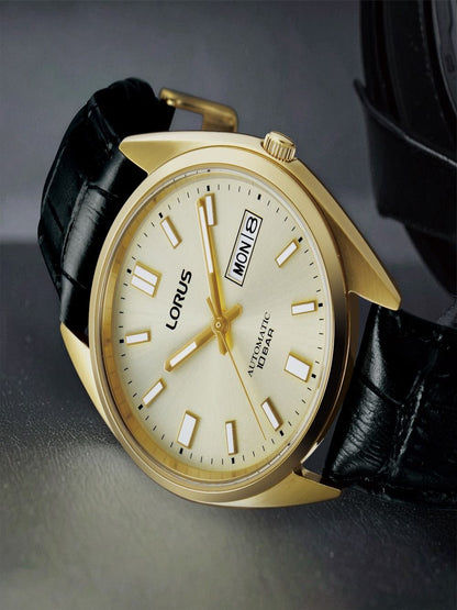 Herrenarmbanduhr im Seitenblick: schwarzes Lederband, goldfarbener Gehäuse, creme Zifferblatt