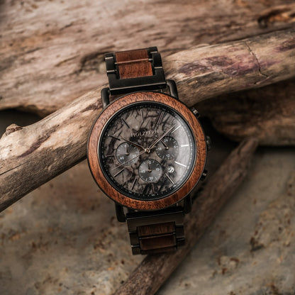 HolzKERN Herrenchronograph: rundes Holzgehäuse, dunkles Marmorzifferblatt, Chronoring, Holzarmband