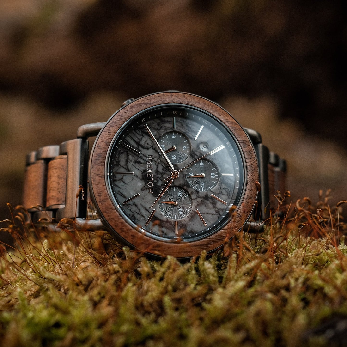 HolzKERN Herrenchronograph mit goldenen Zeigern: dunkles Marmorzifferblatt, Holzband