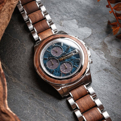 Holzkern Chronographen-Uhr mit blauem Zifferblatt, drei Hilfszifferblättern und Holzgliederarmband