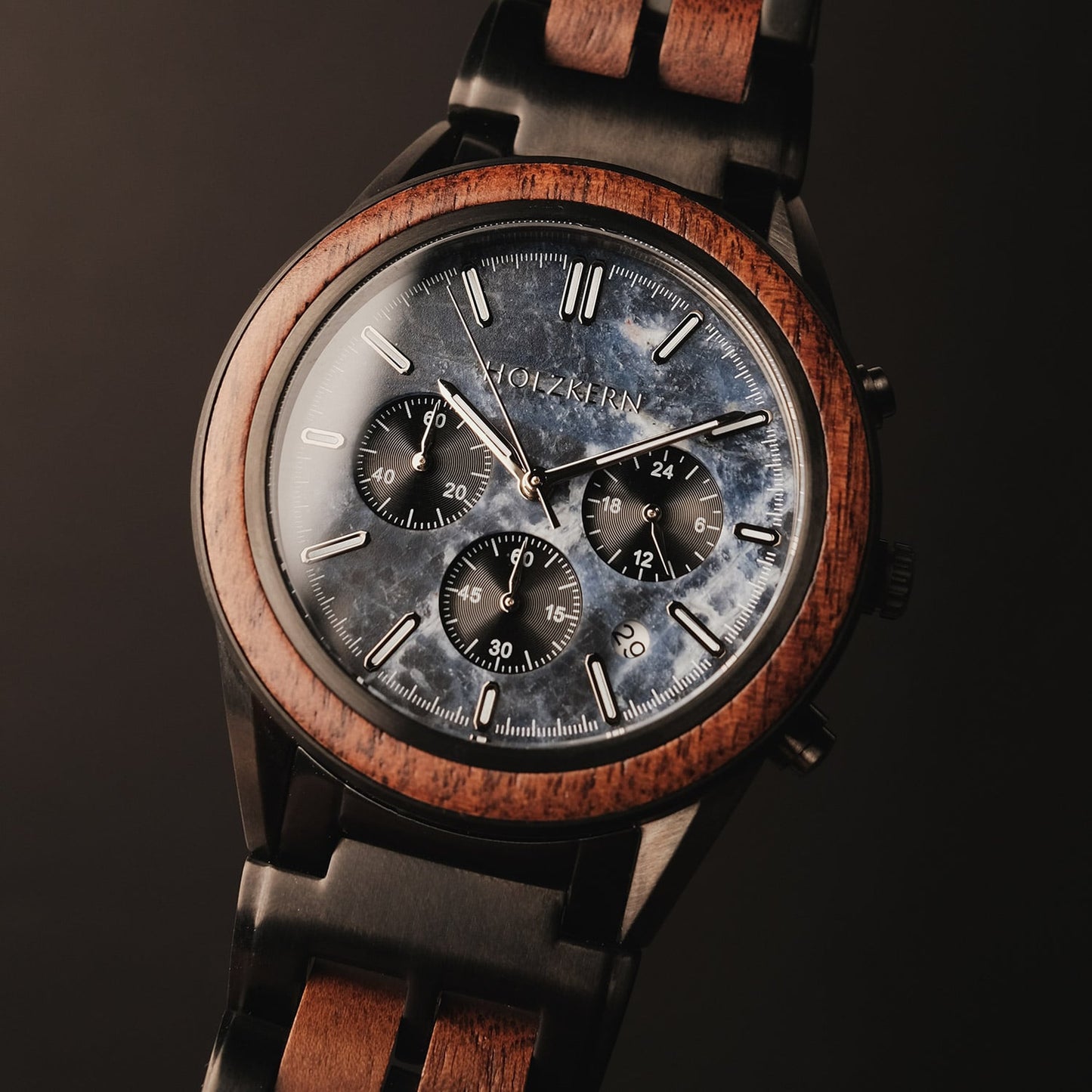 HOLZKERN Chronograph mit blauem Zifferblatt, Holzlünette und Chronodrückern
