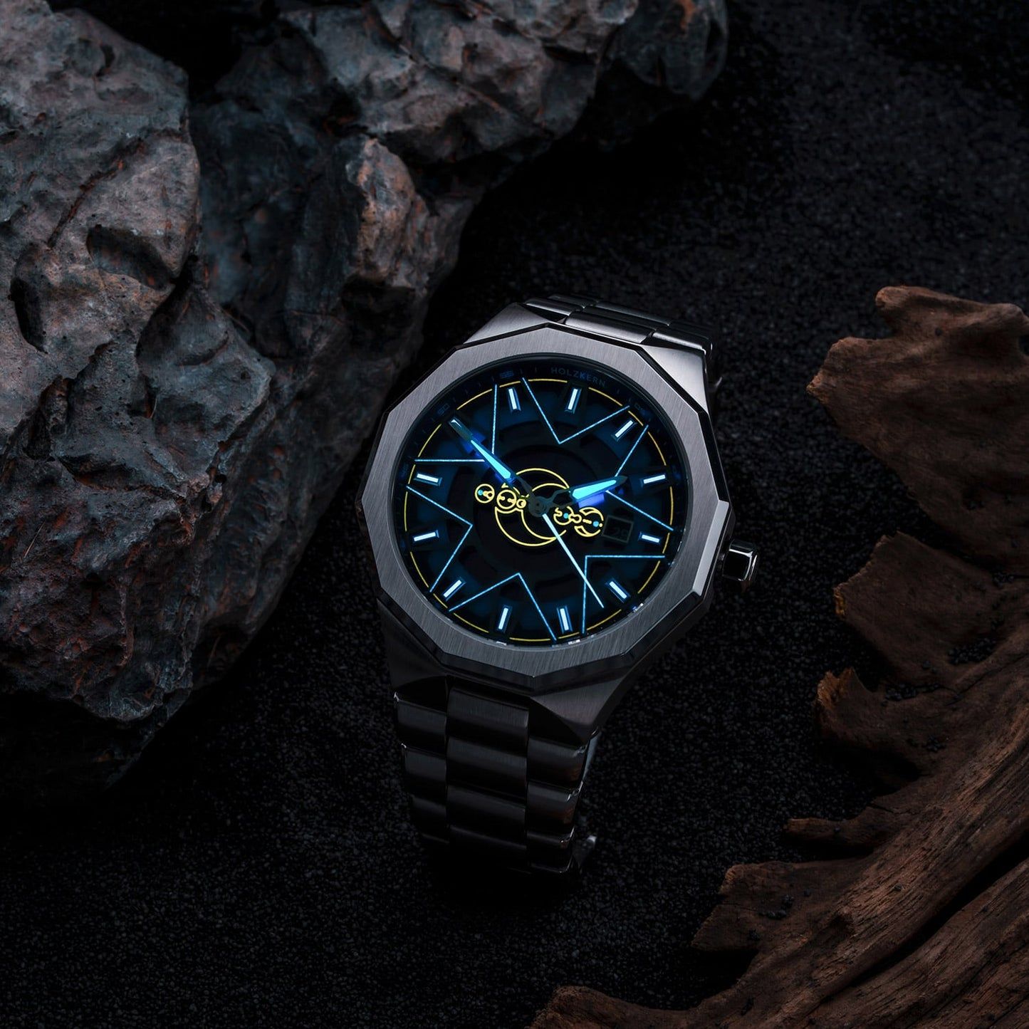 Armbanduhr von Holzkern, blaues Zifferblatt mit grafischen Details, silbernes Metallband