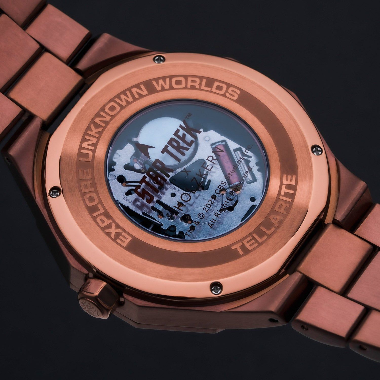 Holzkern Herrenuhr-Rückseite mit blauem Motiv und Gravur auf Kupfergehäuse