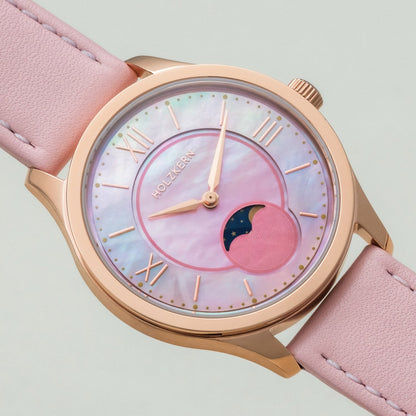 Holzkern Damenarmbanduhr im Detail: roségoldenes Gehäuse, Perlmuttzifferblatt, Mondphase
