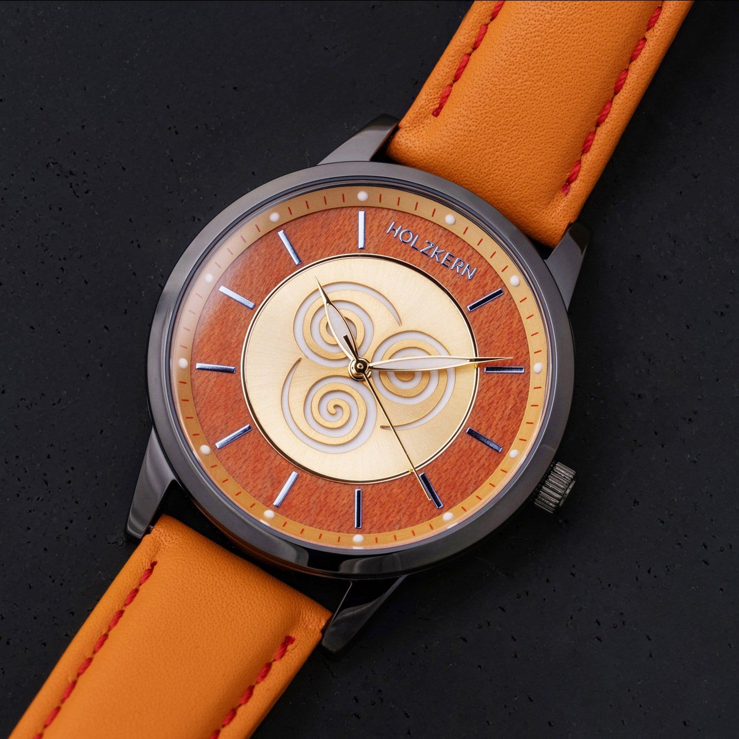 Holzkern Armbanduhr: Detailansicht vom Ahornzifferblatt mit Spiralmotiv und orangefarbenem Band