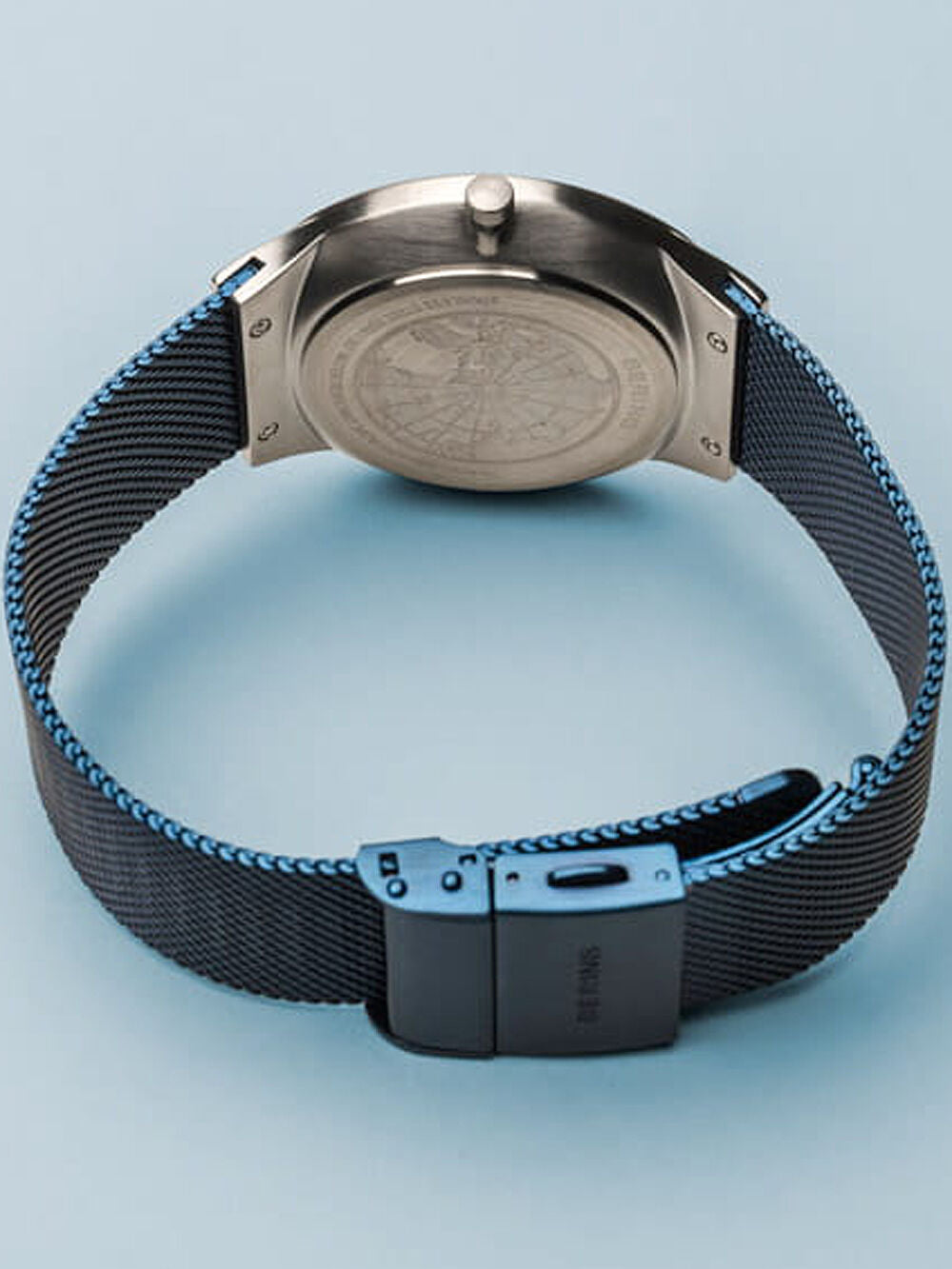 Bering Herrenuhr Rückseite mit blauem Milanaise-Armband und Edelstahlgehäuse