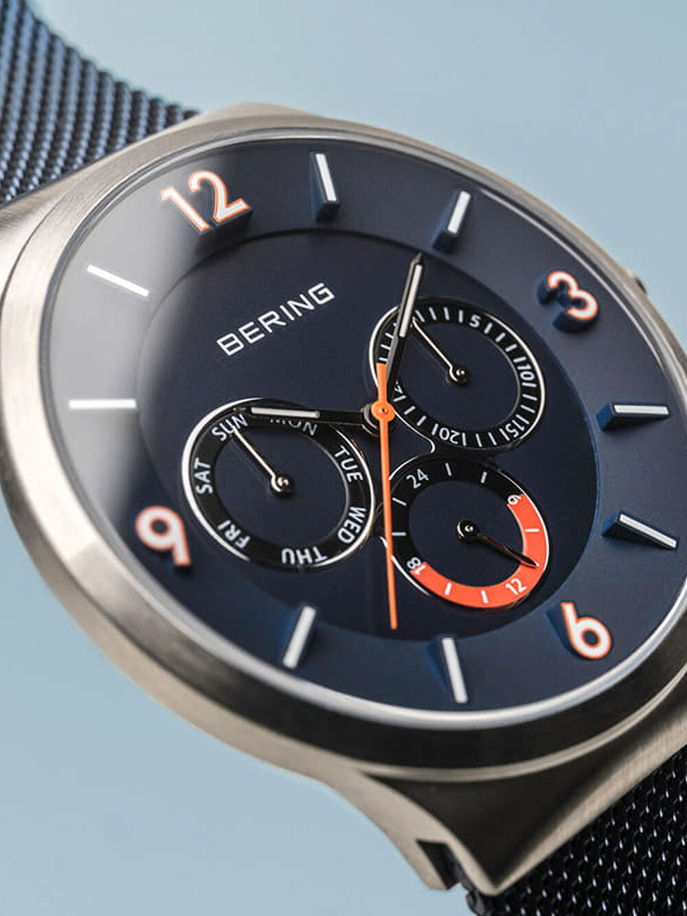 Bering Herrenuhr Nahaufnahme: blaues Zifferblatt mit orangefarbenen Details und Chrono-Subdials