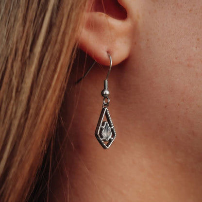 Boucles d'oreilles Daydreamer avec pierre à l'oreille, goutte argentée avec pierre foncée