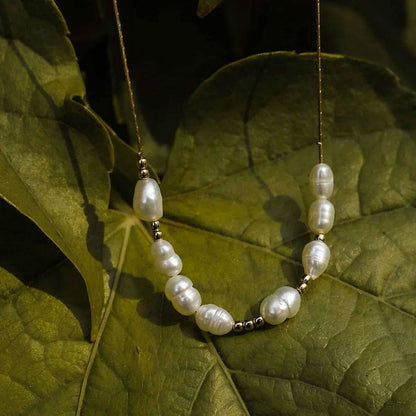 Collier doré avec perles blanches et chaîne à maillons dorés