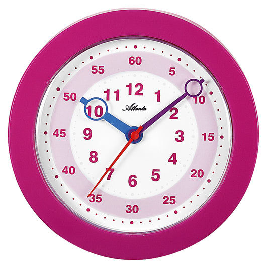 Horloge murale ronde avec cadre rose, cadran blanc et aiguilles bleues.