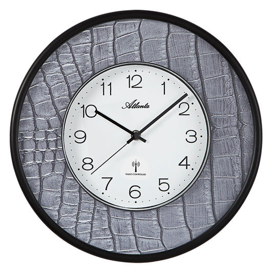Horloge murale radio-pilotée Atlanta avec cadre rond noir, cadran blanc et aiguilles noires