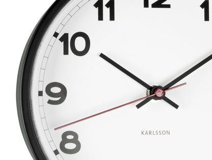 Gros plan : cadran d'horloge murale avec aiguilles noires et trotteuse rouge au centre