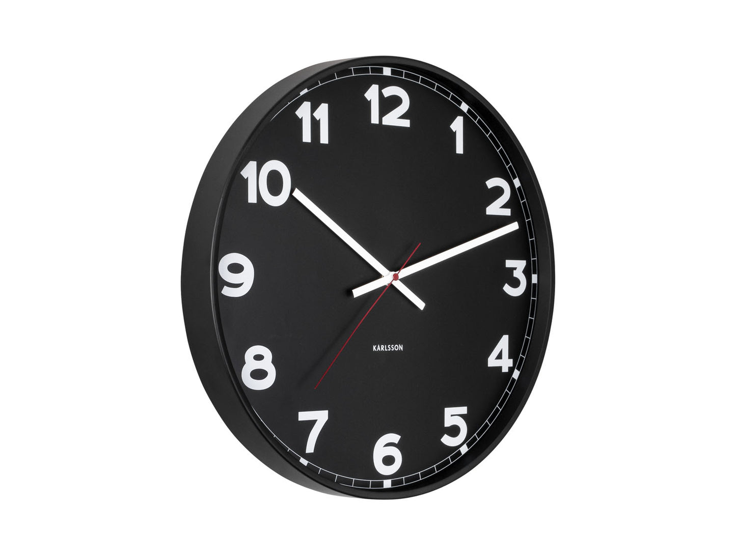 Horloge murale noire avec chiffres blancs, deux aiguilles et une ligne d'accentuation rouge, Karlsson