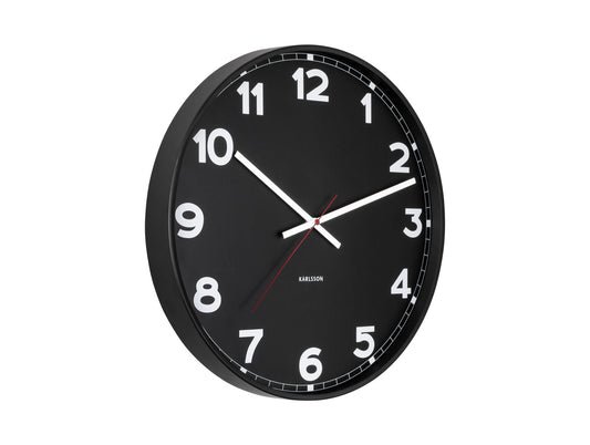 Horloge murale noire avec chiffres blancs, deux aiguilles et une ligne d'accentuation rouge, Karlsson